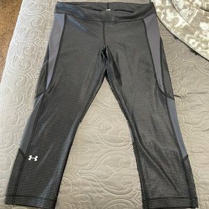 EUC cropped UA leggings women’s L grey pattern with mesh behind knees